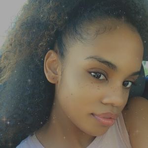 Meet your Posher, Akilah